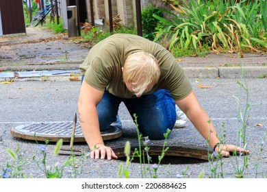 3,495 Man In Manhole Images, Stock Photos & Vectors | Shutterstock