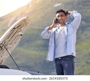 Hombre, teléfono y llamada con el problema del coche en la carretera para la ayuda por el mecánico, la Asistencia y la ayuda de emergencia. Conductor, tensión y smartphone con motor fallan en el motor para solución, combustible y accidente al aire libre