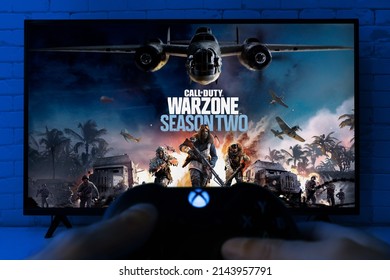 Man Play Call Of Duty Warzone Season 2 On TV With Xbox Series Controller, 8 Apr, 2022, Sao Paulo, Brazil