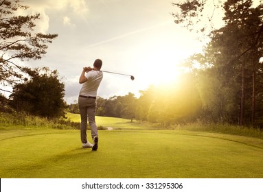 Hombre jugando golf en un campo de golf al sol