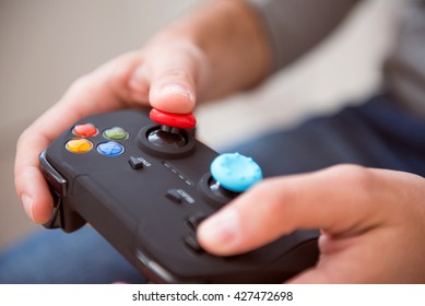 Hombre jugando y sosteniendo joystick