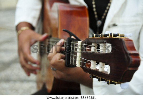 Man playing the Spanish\
guitar