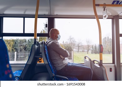 Mann mit medizinischer Schutzmaske im Bus. Öffentliche Verkehrsmittel bei einer Pandemie des Coronavirus covid-19,