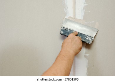 man putty plasterboard indoor