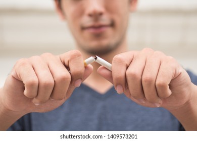 hombre deja de fumar, concepto de prohibición de fumar