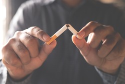 Az Ember Megtagadja A Cigaretta Koncepcióját A Dohányzásról Való Leszokás és Az Egészséges életmód Sötét Háttérrel. Vagy Dohányzási Kampány Fogalma.	