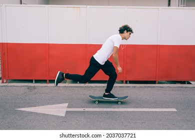 Mann, der Skateboard fährt. in Eile Konzept. die Regeln brechen. Abfahrt in entgegengesetzter Richtung