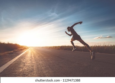 Der Mann mit Läufer auf der Straße läuft zum Training.