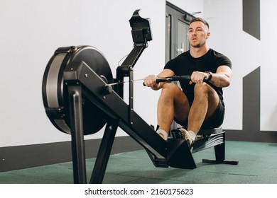 Hombre haciendo ejercicio de remo en el gimnasio