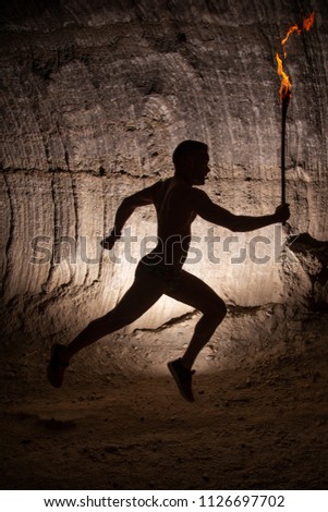 Foto Bild Mann läuft mit Taschenlampe