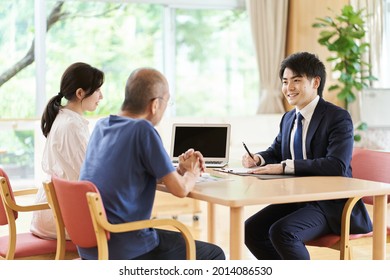 A man in the sales position who makes a proposal - Shutterstock ID 2014086530