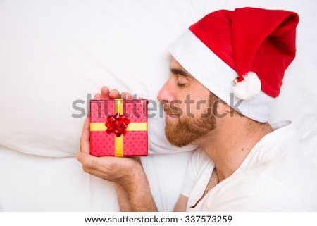 Foto Bild Junger Mann mit Weihnachtsmütze