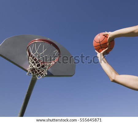 Similar – Foto Bild Junger männlicher Teenager spielt Basketball auf einem Platz im Freien.