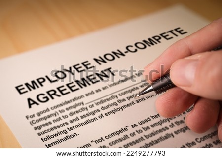 Man signing an employee Non-compete agreement Stockfoto © 