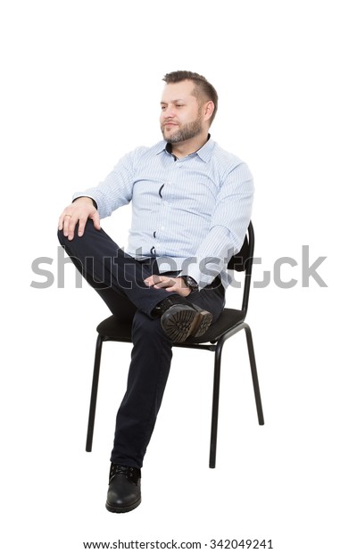椅子に座っている男性 開いた姿勢で より大きな影響を与える 白い背景 の写真素材 今すぐ編集