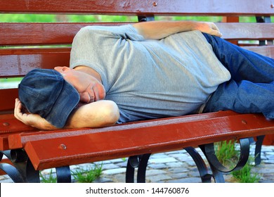 682 Drunk man sleeping on a bench Images, Stock Photos & Vectors ...