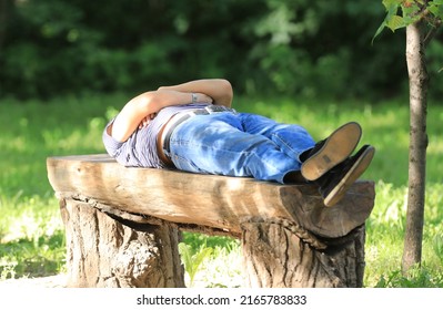 3,514 Man sleeping on bench Images, Stock Photos & Vectors | Shutterstock