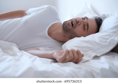 Le apnee notturne sono la sospensione del respiro durante il sonno