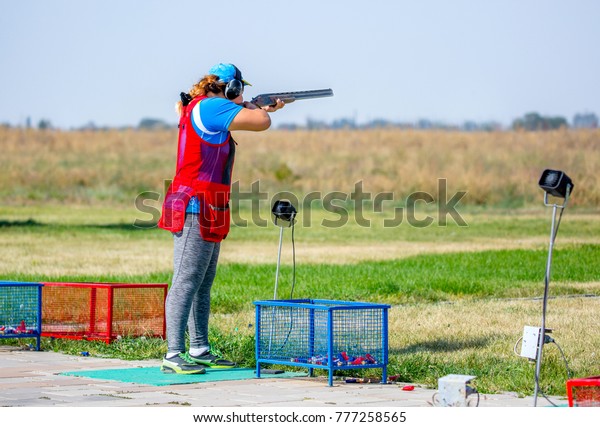 スポーツマンが二重銃身の散弾銃から撃ち 射撃試験のスポーツ場が飛行中のスケットや動く標的に向かって撃つ の写真素材 今すぐ編集