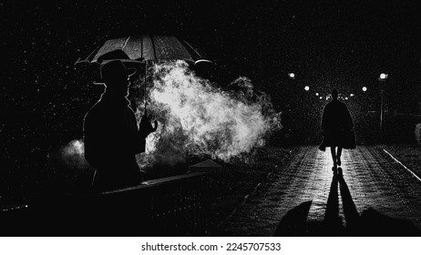 hombre agente espía detective en impermeable y sombrero en ciudad nocturna con lluvia al estilo de noir de película. Collage con siluetas masculinas oscuras