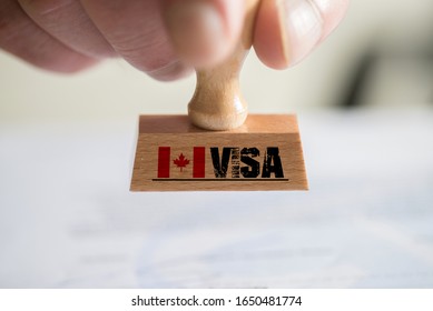 Ein Mann und eine Briefmarke mit Visum nach Kanada