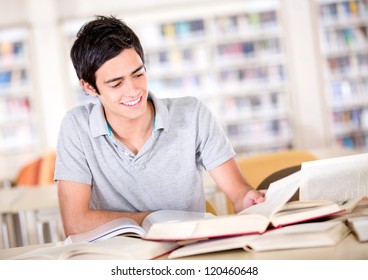 Mann lernt in der Bibliothek mit vielen Büchern
