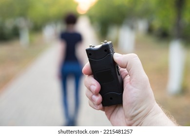 A Man With Stun Gun Chases A Woman To Rob.