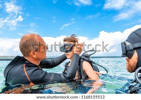 Similar – Foto Bild Glücklicher Mann, der Tauchkleidung und -ausrüstung trägt und lächelt, während er am Strand aus dem Wasser steigt.