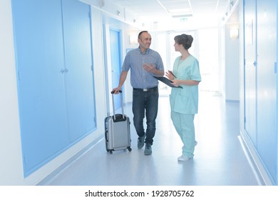 Mann, dessen Koffer von der Krankenschwester zum Krankenhaus zugelassen wird