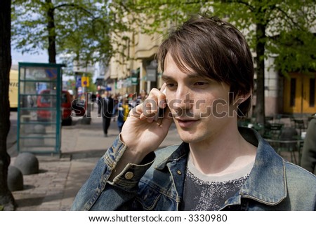 Man talking to a cellphone