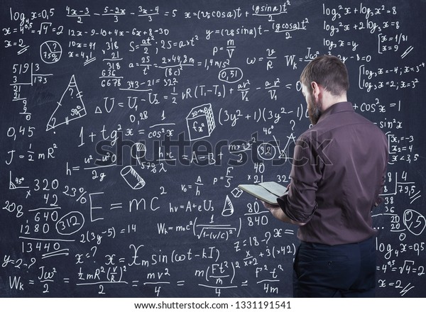 数学の問題の解き方を考えている男性 の写真素材 今すぐ編集 数学の問題の解き方を考えている男性 の写真素材 今すぐ編集