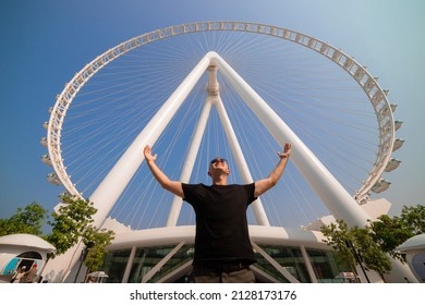 The man tourist threw up her hands in delight at the sight Ain (Eye) DUBAI - One of the largest Ferris Wheels in the World, located on Bluewaters island