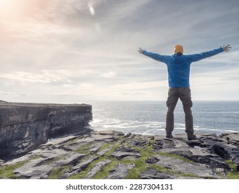 Hombre turista con sombrero