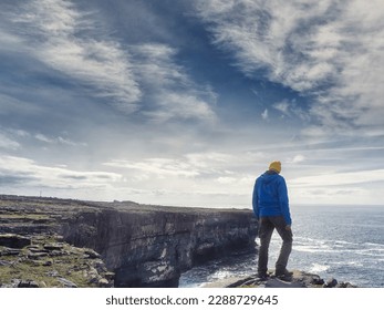 Hombre turista con sombrero