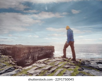 Hombre turista con sombrero