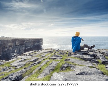 Hombre turista con sombrero