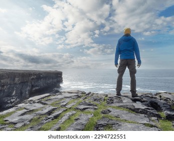 Hombre turista con sombrero