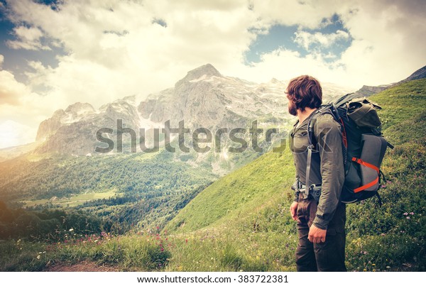 Photo De Stock De Homme Voyageur Avec Sac A Dos Modifier