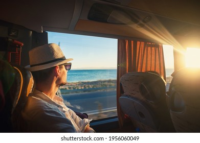 Un hombre viaja y mira a través de la ventana del autobús durante la pandemia del virus de la corona covid19	