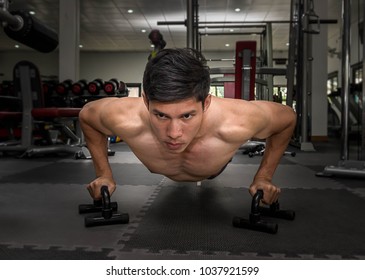 Man Use Bar  Push Up In Gym 