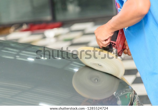 A man\
use Car polishing machine for polish the\
car