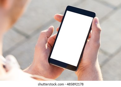 Der Mensch benutzt sein Handy im Freien, Nahaufnahme
