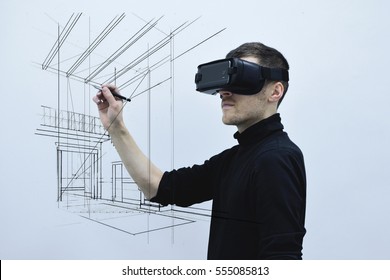 Mann, der eine Brille mit virtueller Realität verwendet. Ausgabe 2016. Zeichnen von Architekturskizze.