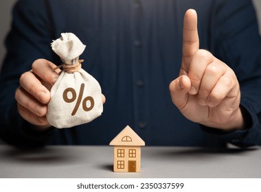 The man warned the buyer of real estate. Weigh all the risks when buying real estate with a mortgage. Financial adviser warns. Investment brings benefits without jeopardizing finance stability.