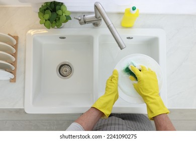 Placa de lavado de hombre en el lavabo de cocina, vista superior