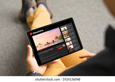 Mann, der Videos online auf Tablets anschaut
