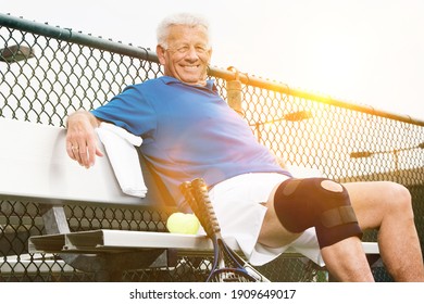 Mann mit Kniestütze auf Tennisplatz