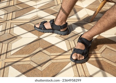 Hombre llevando sandalias. Verano. Moda