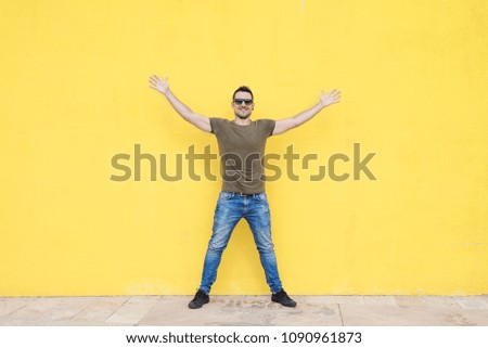 Mann mit Sonnenbrille und Posing