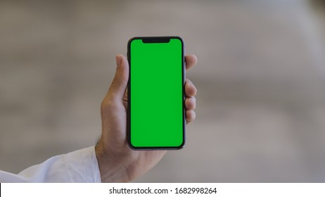 32,177 Holding phone green screen Images, Stock Photos & Vectors ...